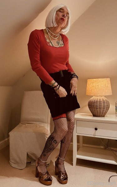 Carlie_pose_lipstick